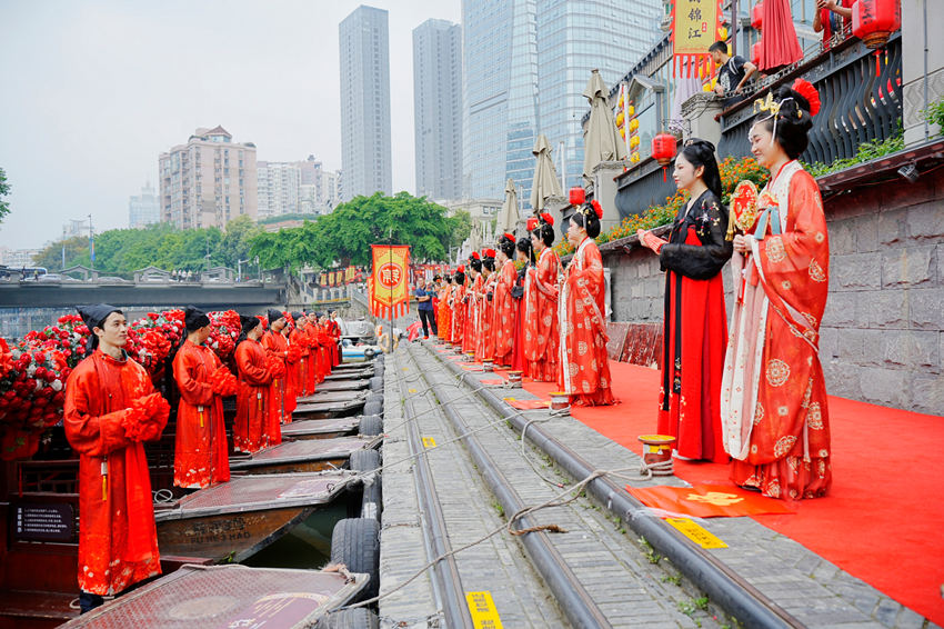 20對新就業(yè)形態(tài)勞動者，身著傳統(tǒng)中式禮服參加集體婚禮。成都市錦江區(qū)宣傳部供圖