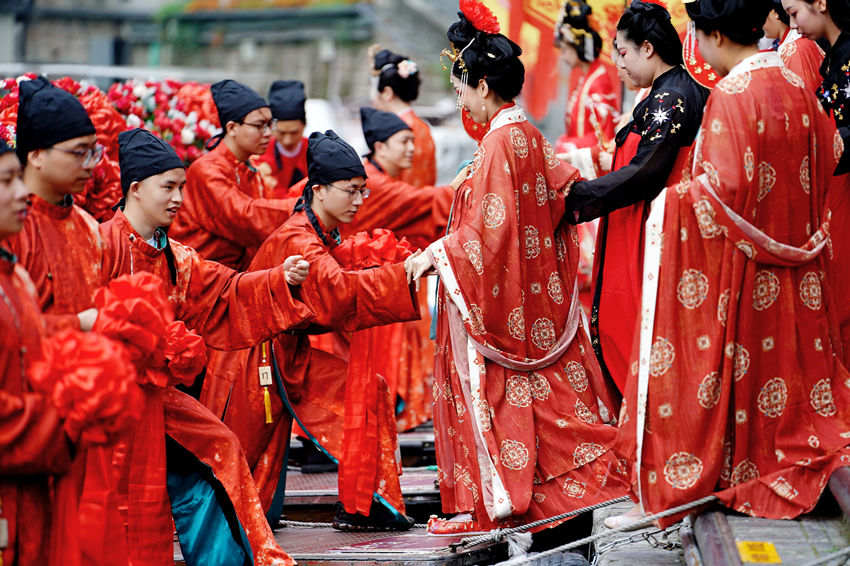 20對新就業(yè)形態(tài)勞動者，身著傳統(tǒng)中式禮服參加集體婚禮。成都市錦江區(qū)宣傳部供圖