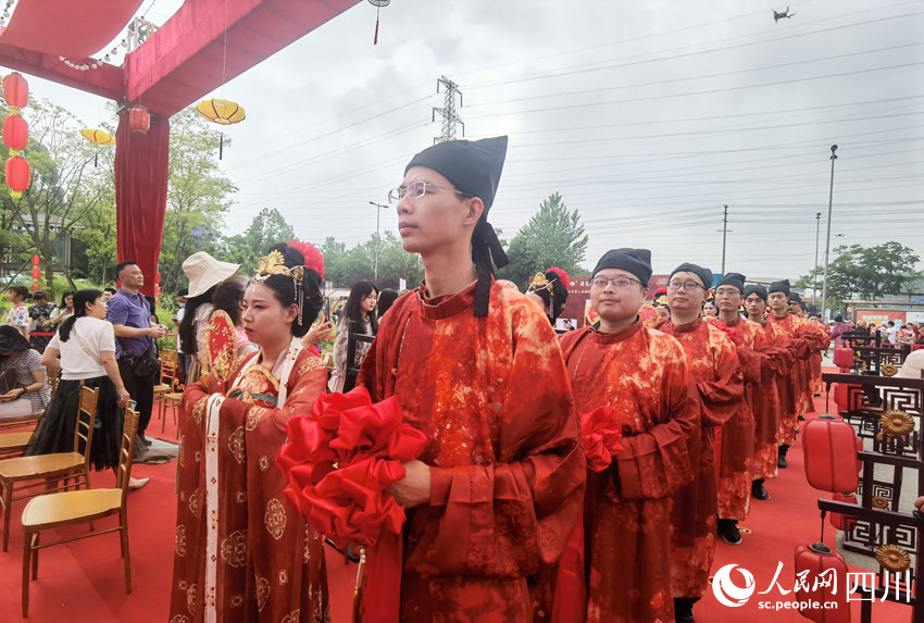 20對(duì)新人，正在進(jìn)行集體婚禮儀式。人民網(wǎng) 王洪江攝
