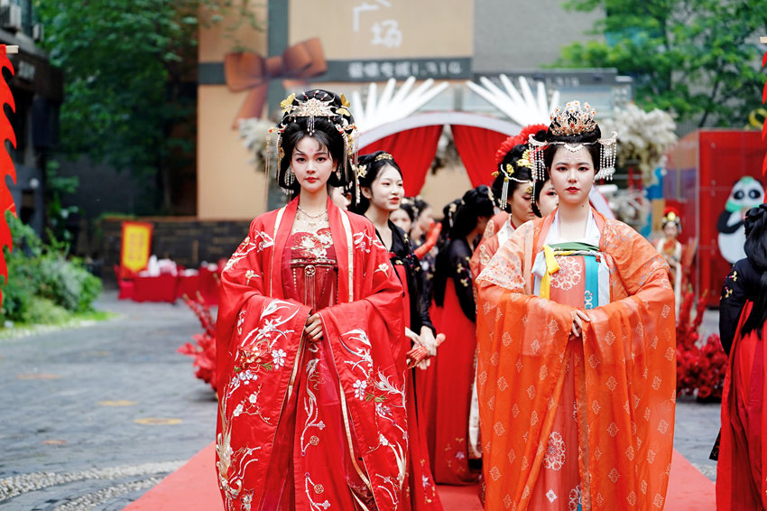 身著傳統中式禮服參加集體婚禮的新娘。成都市錦江區宣傳部供圖