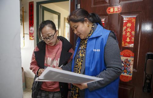 2月4日，錦城社區玲瓏郡小區志愿者服務隊隊長、微網格員鄭成英向小區居民收集信息