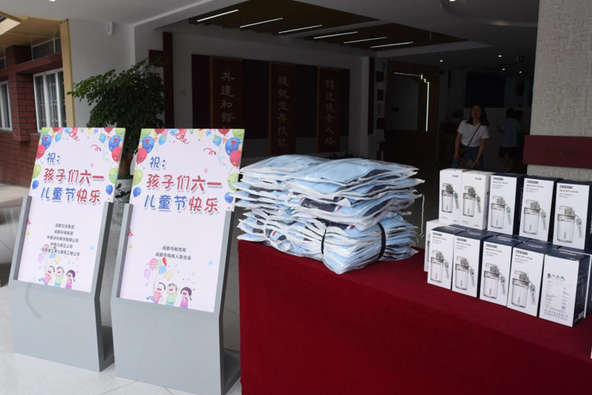 成都市特殊教育學(xué)校里，滿滿當(dāng)當(dāng)?shù)亩Y物。成都市殘聯(lián)供圖