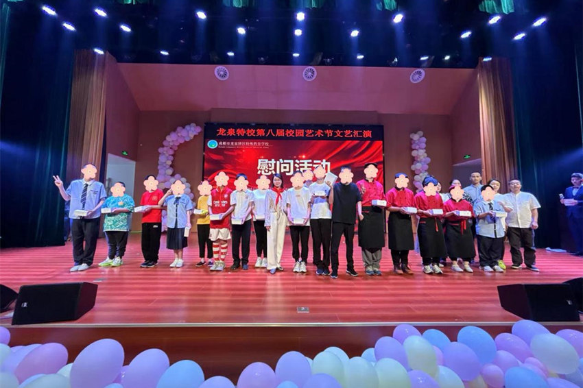 龍泉驛區特殊教育學校里，“六一”禮物發放。成都市殘聯供圖