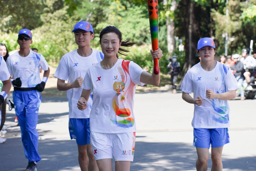 火炬手丁寧正在傳遞成都大運會火炬。成都大運會執委會供圖
