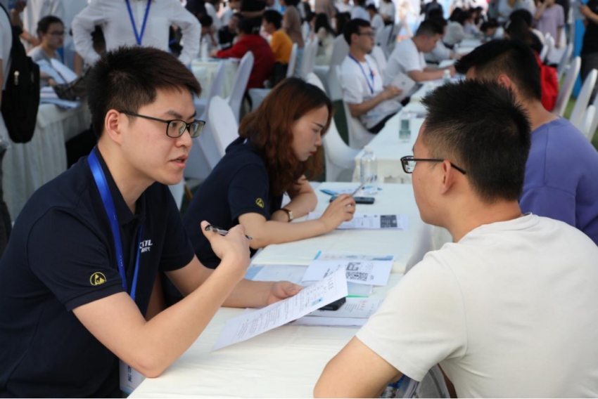 四川省2023屆高校畢業(yè)生宜賓專場招聘會現(xiàn)場。宜賓學(xué)院供圖