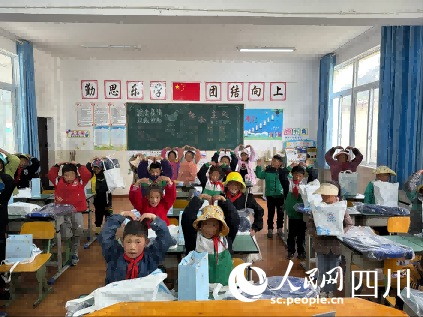 孩子們領(lǐng)到新衣新書包后的感激。譚瑾若攝