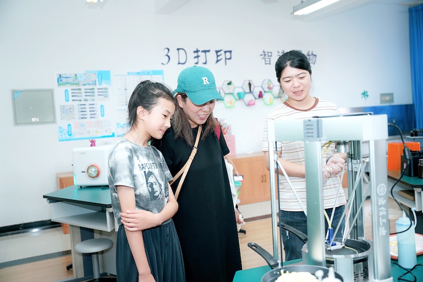 科創日對外開放，不少周邊學校家長學生也報名前來參觀。成都二中供圖