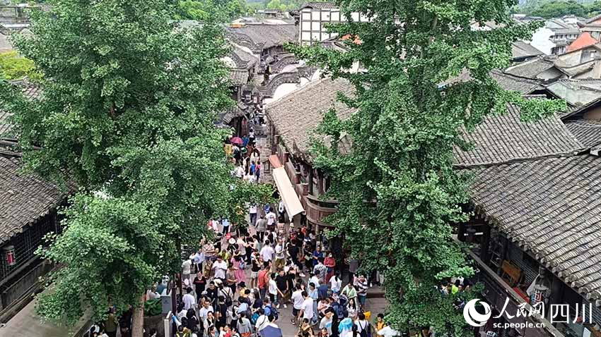 黃龍溪古鎮(zhèn)端午人氣足。吳舒婷攝