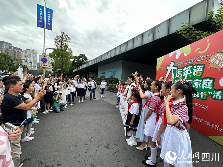 活動(dòng)現(xiàn)場(chǎng)，市民游客關(guān)注拍照。人民網(wǎng)記者 王波攝