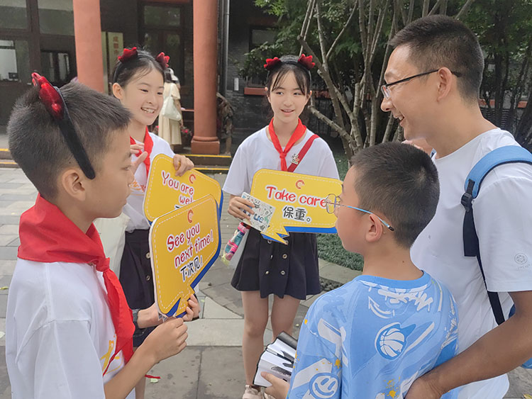 來(lái)自青羊的小學(xué)生向游客介紹日常用雙語(yǔ)。青羊區(qū)教育局供圖