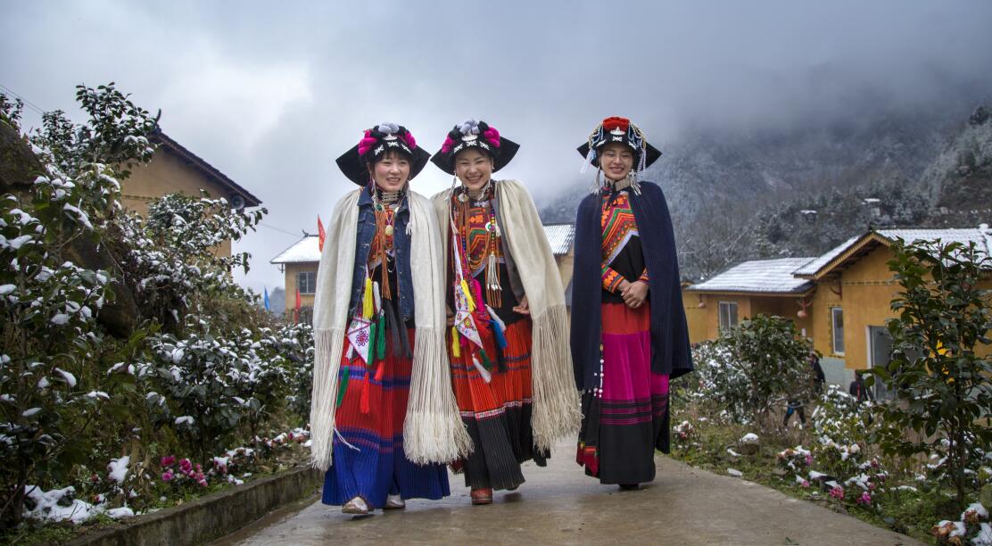 身著漂亮的民族服飾，走在鄉間路上