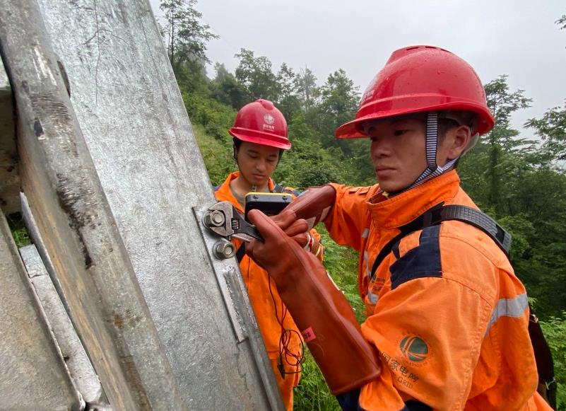 國網四川送變電公司的電力工人在500千伏康蜀一二線測量接地電阻。國網四川供圖
