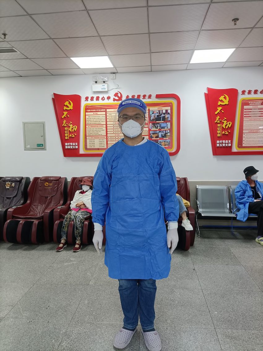 王先良在疫情期間參加志愿者工作。受訪者供圖