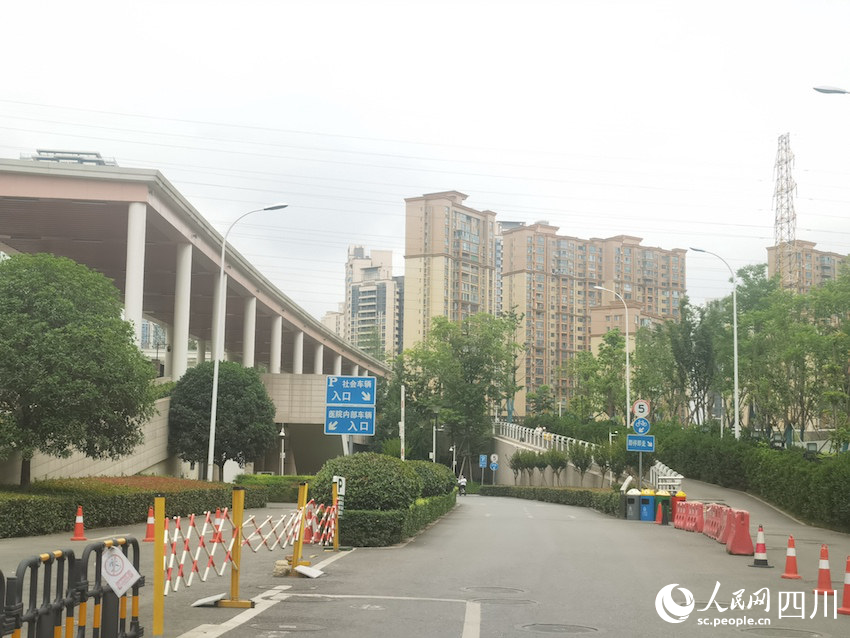 院內停車場車行入口指引明確清晰。人民網記者 郭瑩攝