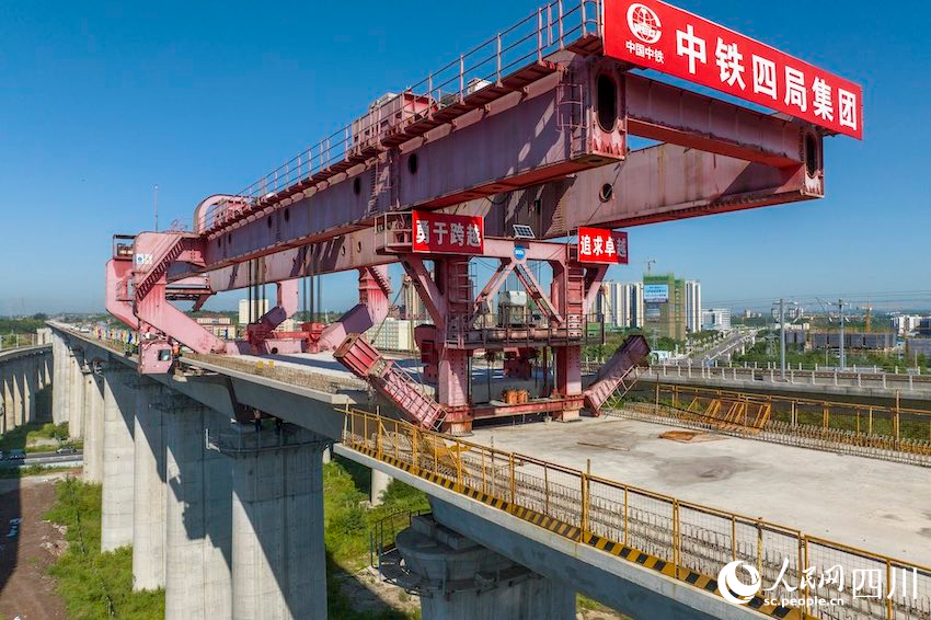 隨著箱梁架設(shè)工作完畢，渝昆高鐵川渝段建設(shè)進(jìn)入鋪軌施工階段，全線建設(shè)提速。劉忠俊攝
