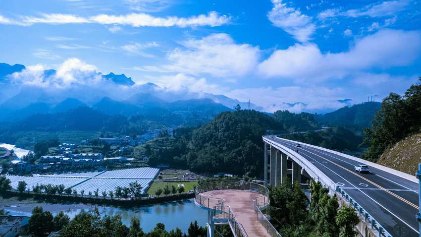 萬源旅游大通道與新農村 張天明攝