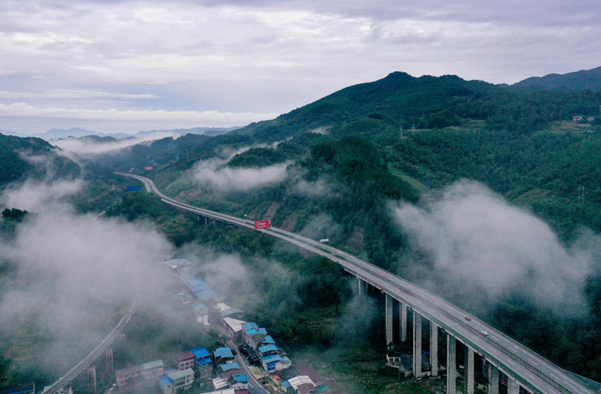 萬源新建旅游大通道——萬八快速與萬源至白沙鐵路齊頭并進。張天明攝