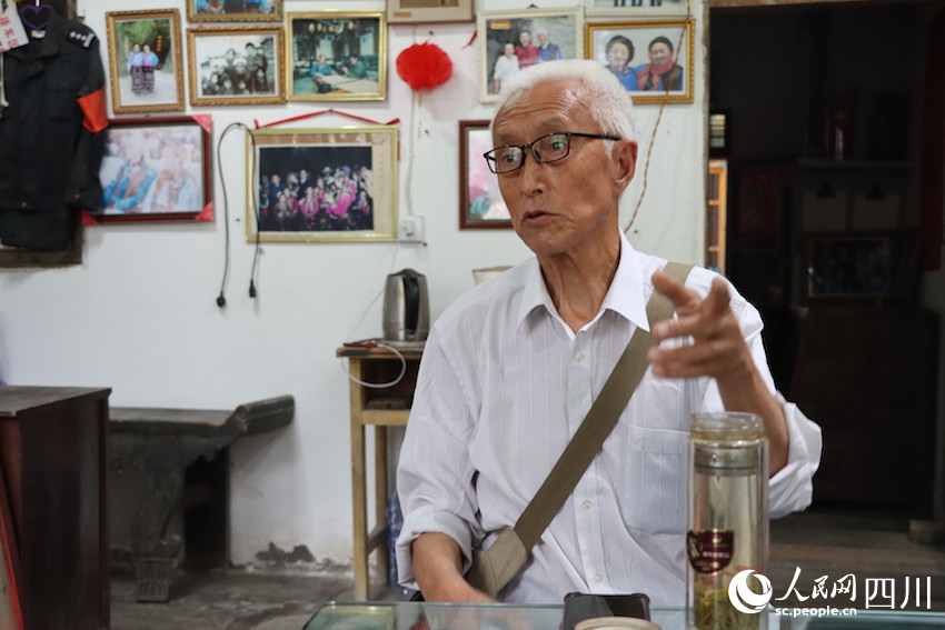 今年82歲的王嘉俊老人，精神矍鑠，思維清晰，一講到羌文化，他就停不下來(lái)。勾璇攝