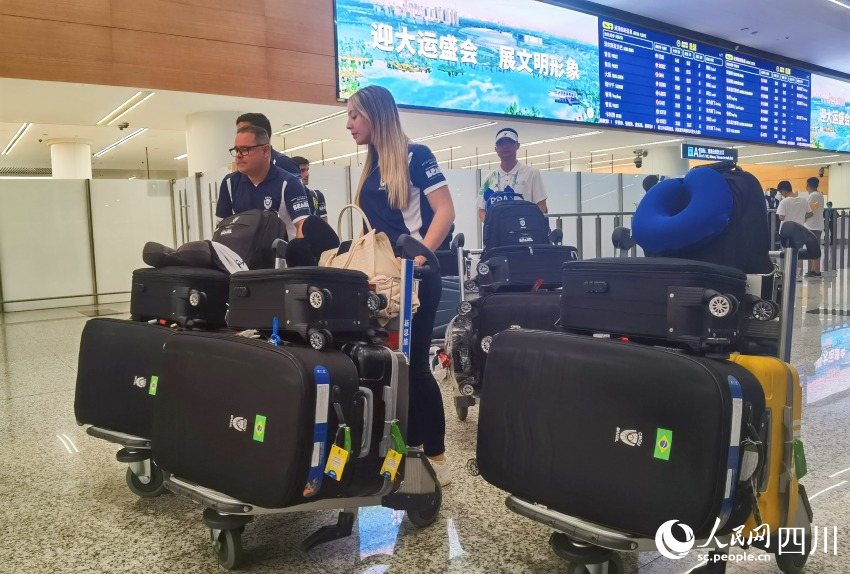 取完行李的巴西代表團成員。人民網記者 王洪江攝