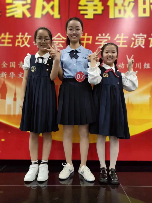 梁可芯（右一）、黃念嬌（中）與龔詩越三人合影留念。徐婭供圖