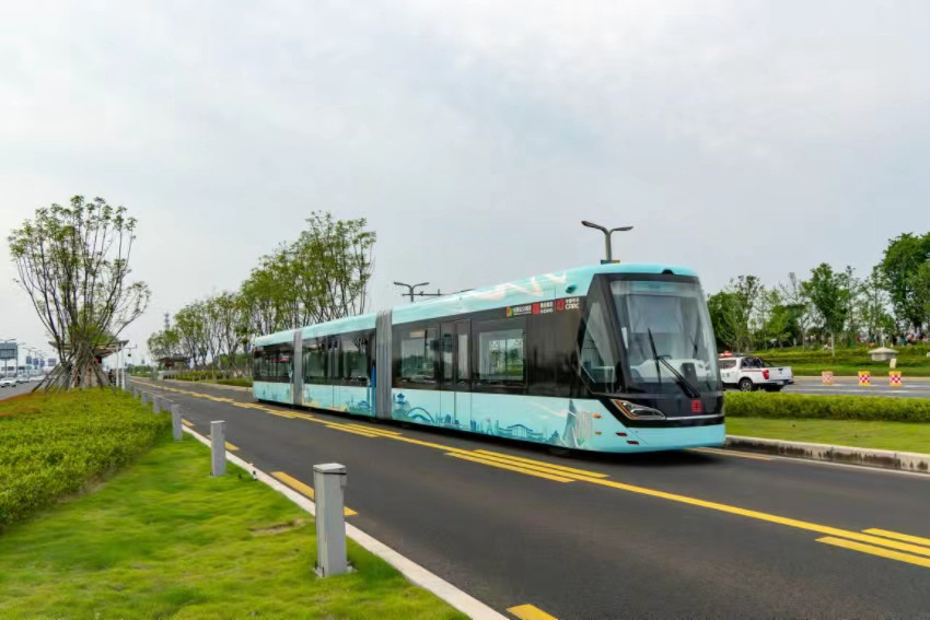 正在運行的智軌列車。蜀道集團供圖