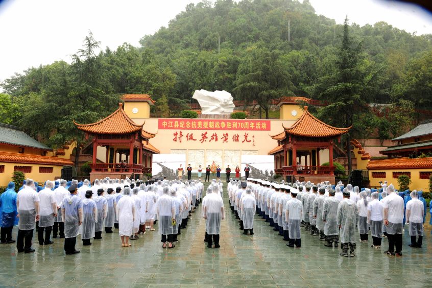 詩歌朗誦《和平的天空》。肖開豐攝