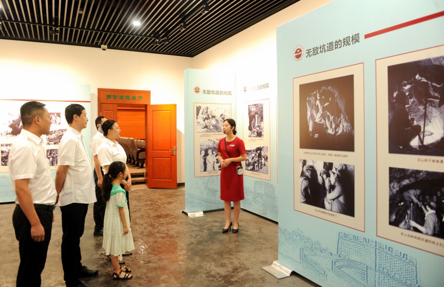 觀看展覽《朝鮮戰場上的“地下長城”》。肖開豐攝