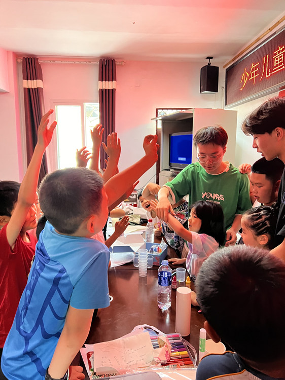 和孩子們一起做實驗。廣漢市融媒體中心供圖