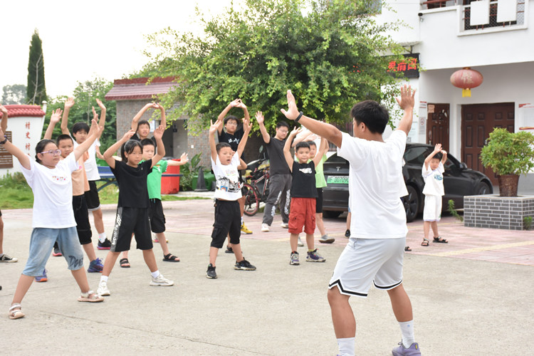 教孩子們做有氧運動。廣漢市融媒體中心供圖