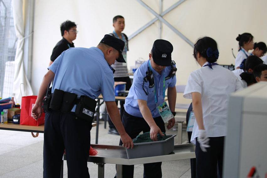 安保人員進行安檢。高新區(qū)公安分局供圖