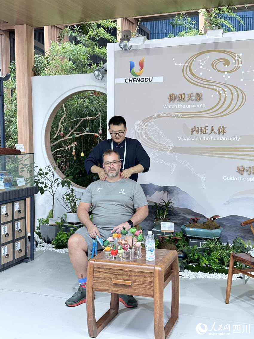 外國友人正在體驗推拿。趙曉紅攝