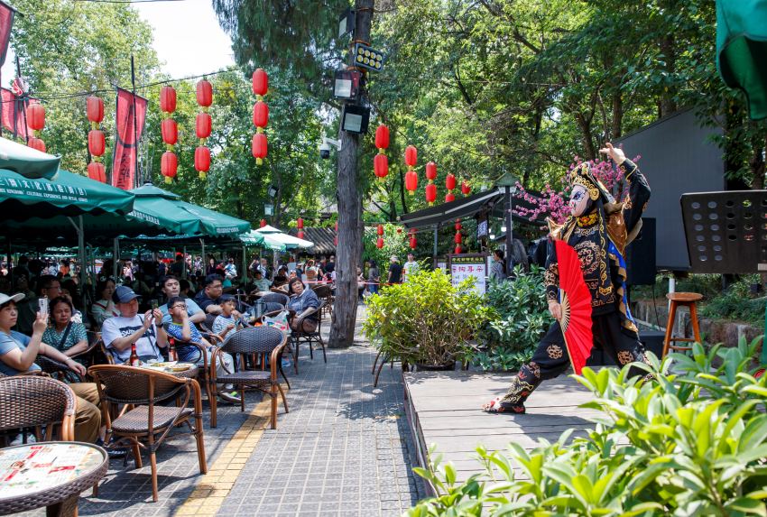 公園里的川劇變臉。成都大運(yùn)會執(zhí)委會供圖