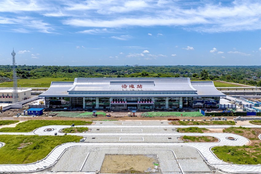 沿灘站站房整體建筑設(shè)計以“鹽晶體”及當?shù)孛窬訛殪`感來源。成蘭公司供圖