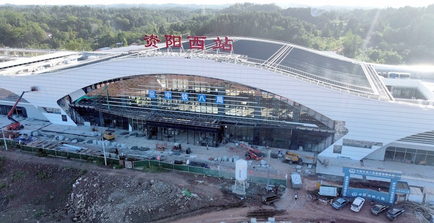 資陽西站站房設計理念以“水石之韻，魅力雁城”為主題，整體造型似沱江河畔的兩只大雁振翅欲飛。富有動感的站房整體飄逸流暢又穩重明快。成蘭公司供圖