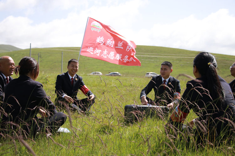 “鶴翔蘭薩”公益訴訟團(tuán)隊(duì)開(kāi)展水源地巡河工作。阿壩州委宣傳部供圖