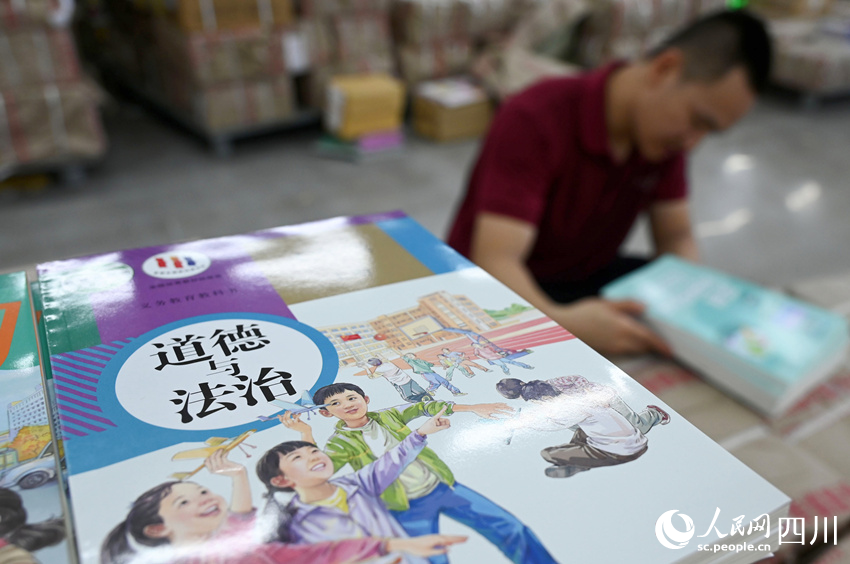 清點整理新學期教材。蘭自濤攝