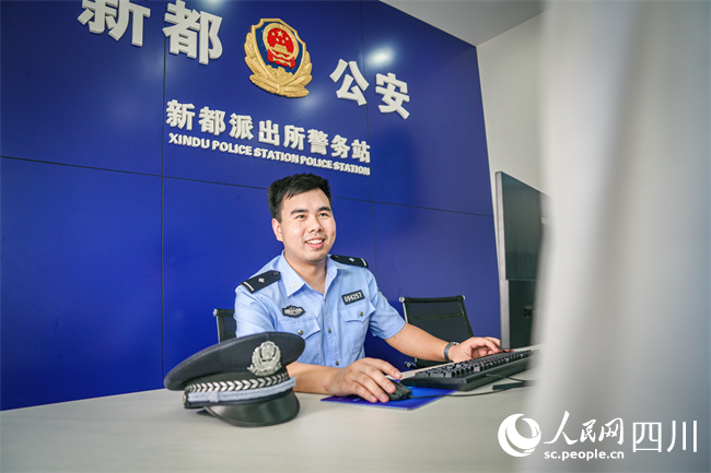 民警在警務站內接待求助群眾。陳智豪攝