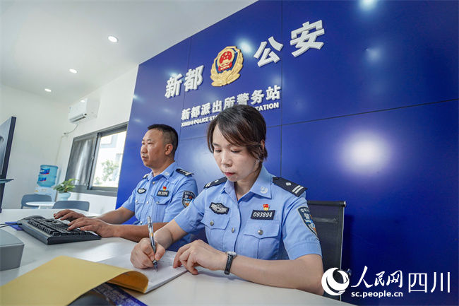 民警在警務站內開展工作。陳智豪攝