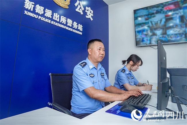民警在警務站內開展工作。陳智豪攝