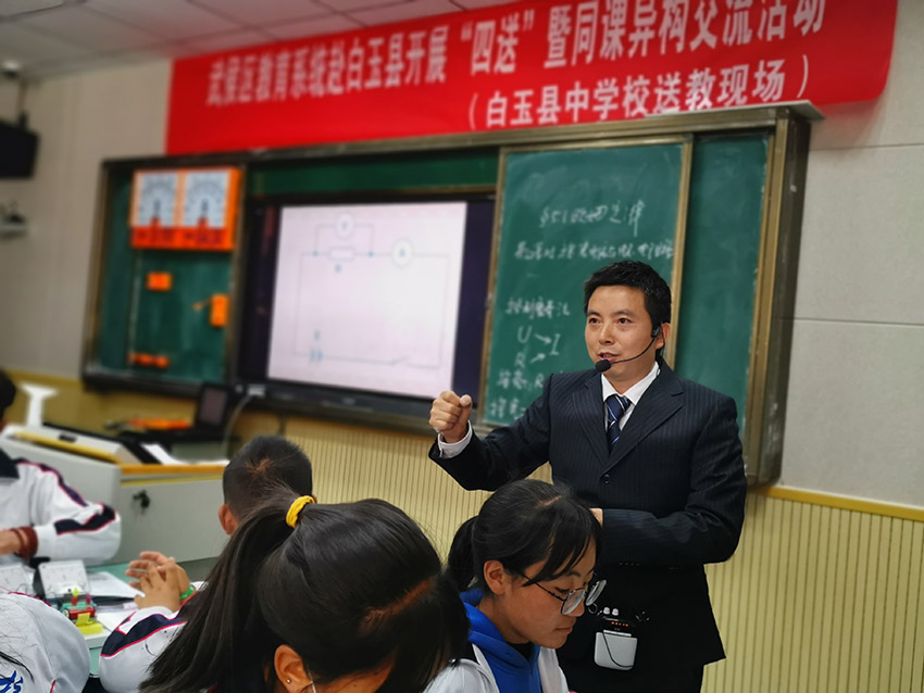程光偉給學(xué)生上課。受訪者供圖