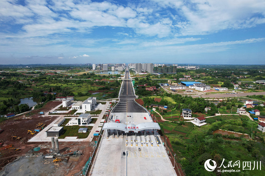 內(nèi)（江）大（足）高速公路四川段順利完工并通過驗收。蘭自濤攝
