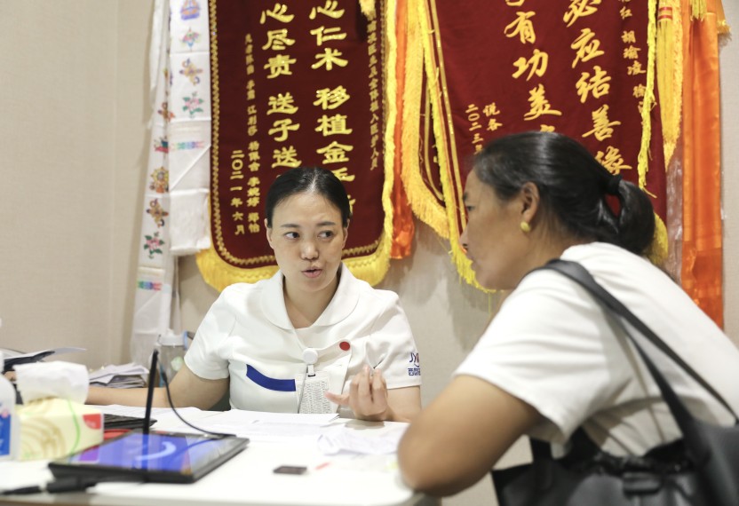 位于四川成都錦欣西囡婦女兒童醫院石榴籽示范科室，護士且沙么此扎正在與患者溝通。王磊供圖