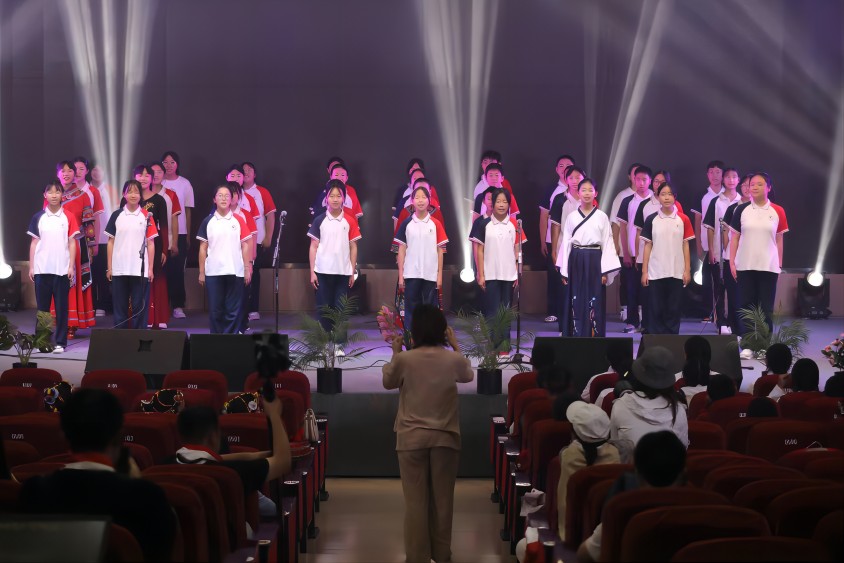 四川省汶川中學(xué)校園內(nèi)，學(xué)生們正在表演節(jié)目為參加州慶活動作準(zhǔn)備。王磊供圖