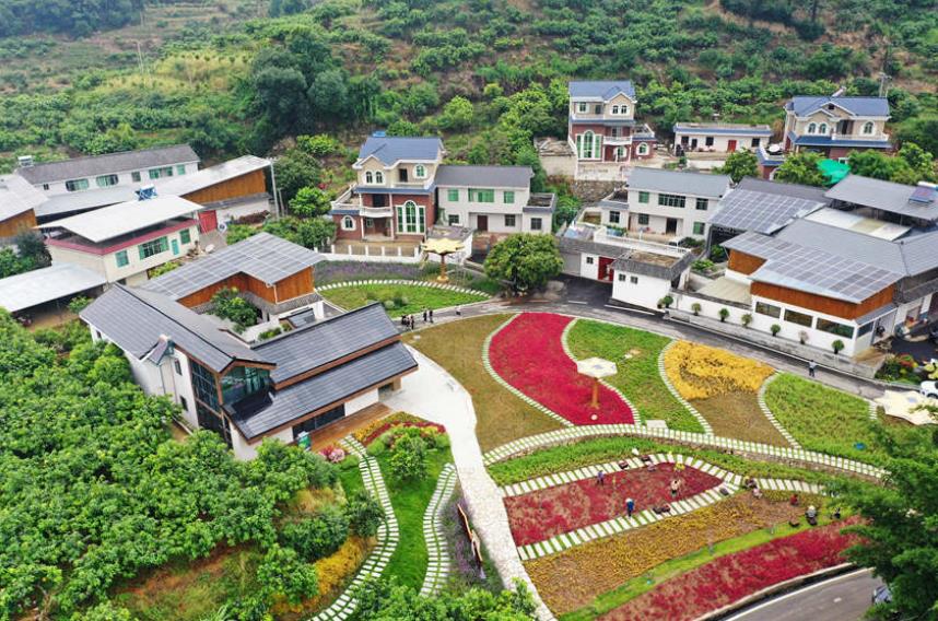 在混撒拉村，分布式光伏發(fā)電板隨處可見。受訪者供圖