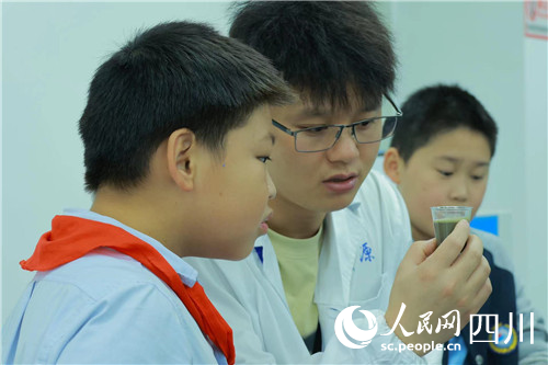 專家帶領孩子們做實驗。人民網記者 李平攝