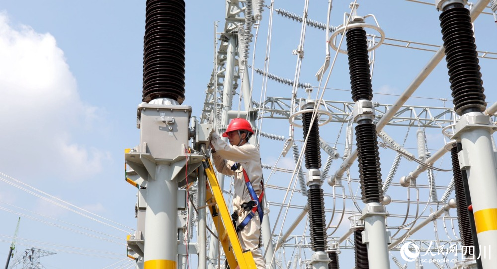 樂山南500千伏輸變電工程投運調試現場。李云攝