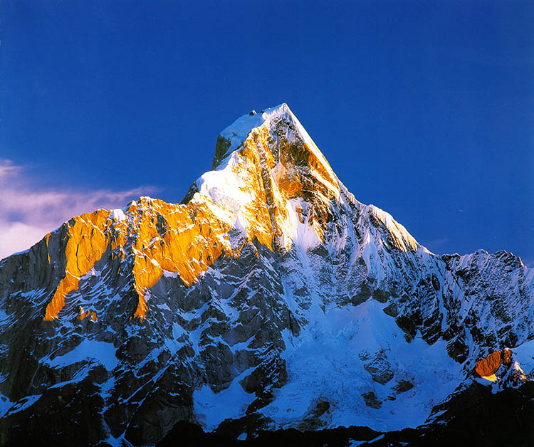 四姑娘山景區(qū)內(nèi)的雪峰。四管局供圖