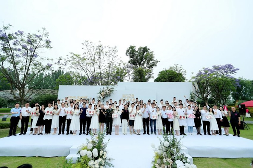 金牛區(qū)第二屆“相約520·情定新北城”集體頒證儀式。金牛區(qū)民政局供圖