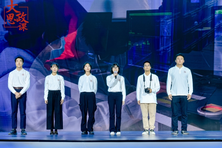 四川大學(xué)三星堆遺址考古隊(duì)隊(duì)長(zhǎng)、考古文博學(xué)院教授黎海超和四川大學(xué)三星堆遺址考古隊(duì)隊(duì)員們