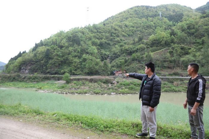 董正建父子介紹當(dāng)時營救情景。馬發(fā)海攝